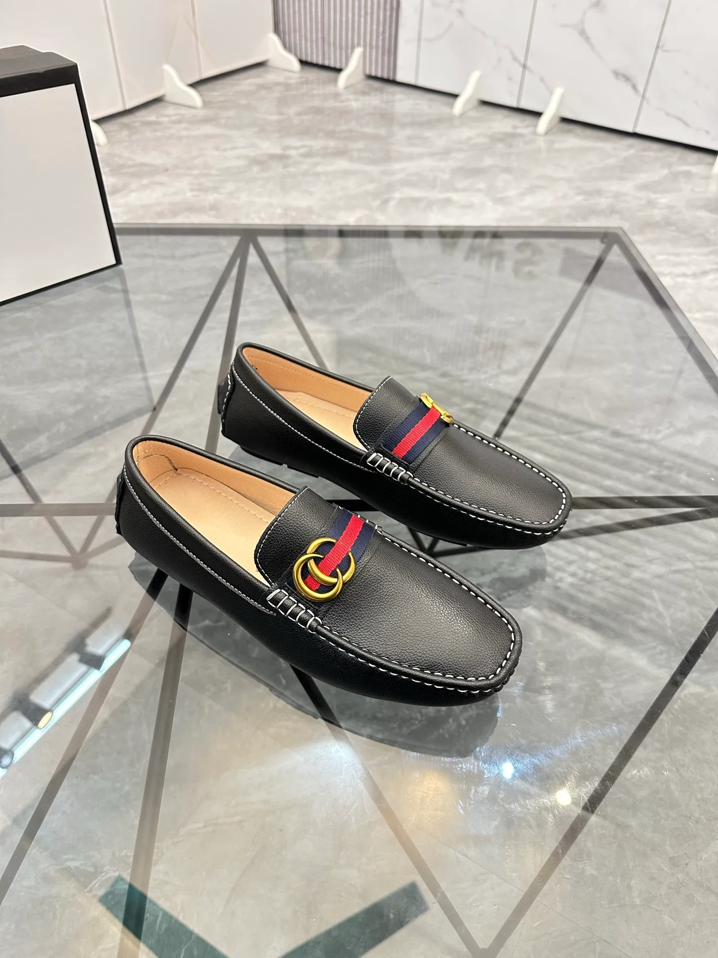 Men's shoes: 💰P400¥ Product trademark: Gucci* "Gucci*" Doudou shoes Regular size: 38-44 (can be customized to 45.46.) Product materials: imported cowhide upper, genuine leather lining, original outsole. No.: 0001
